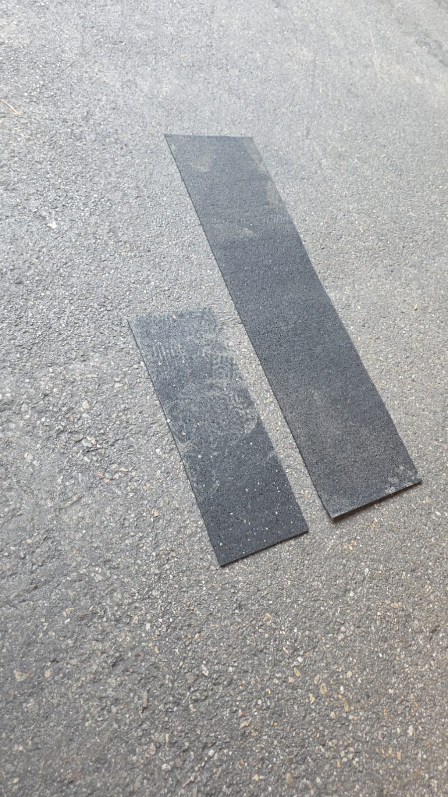 Antirutschmatten aus Gummi in zwei Grössen (40 × 15 cm und 80 × 20 cm)